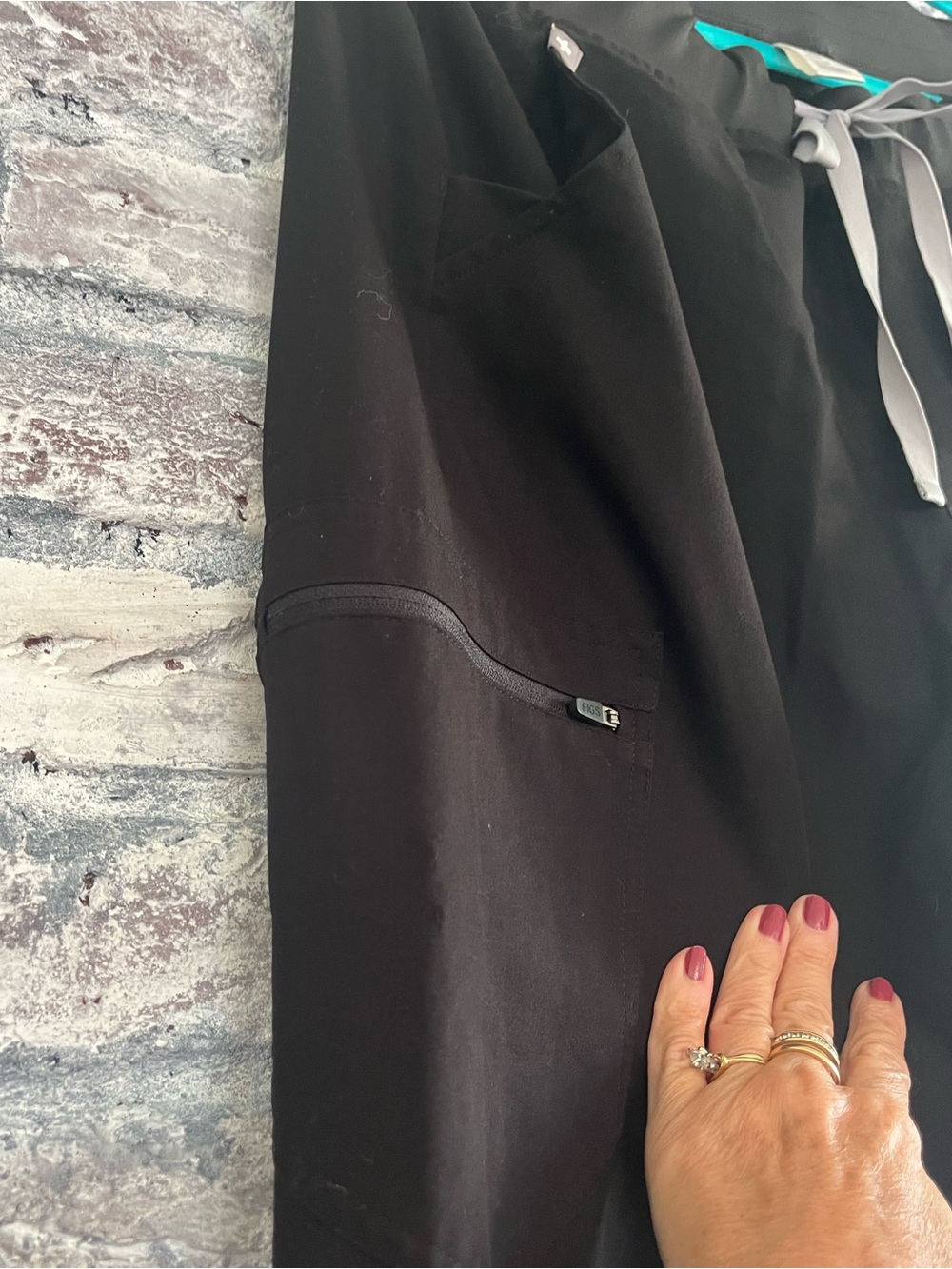 Figs Technical Collection Black Scrub Joggers zip pockets & Drawstring. Unisex - Picture 4 of 14